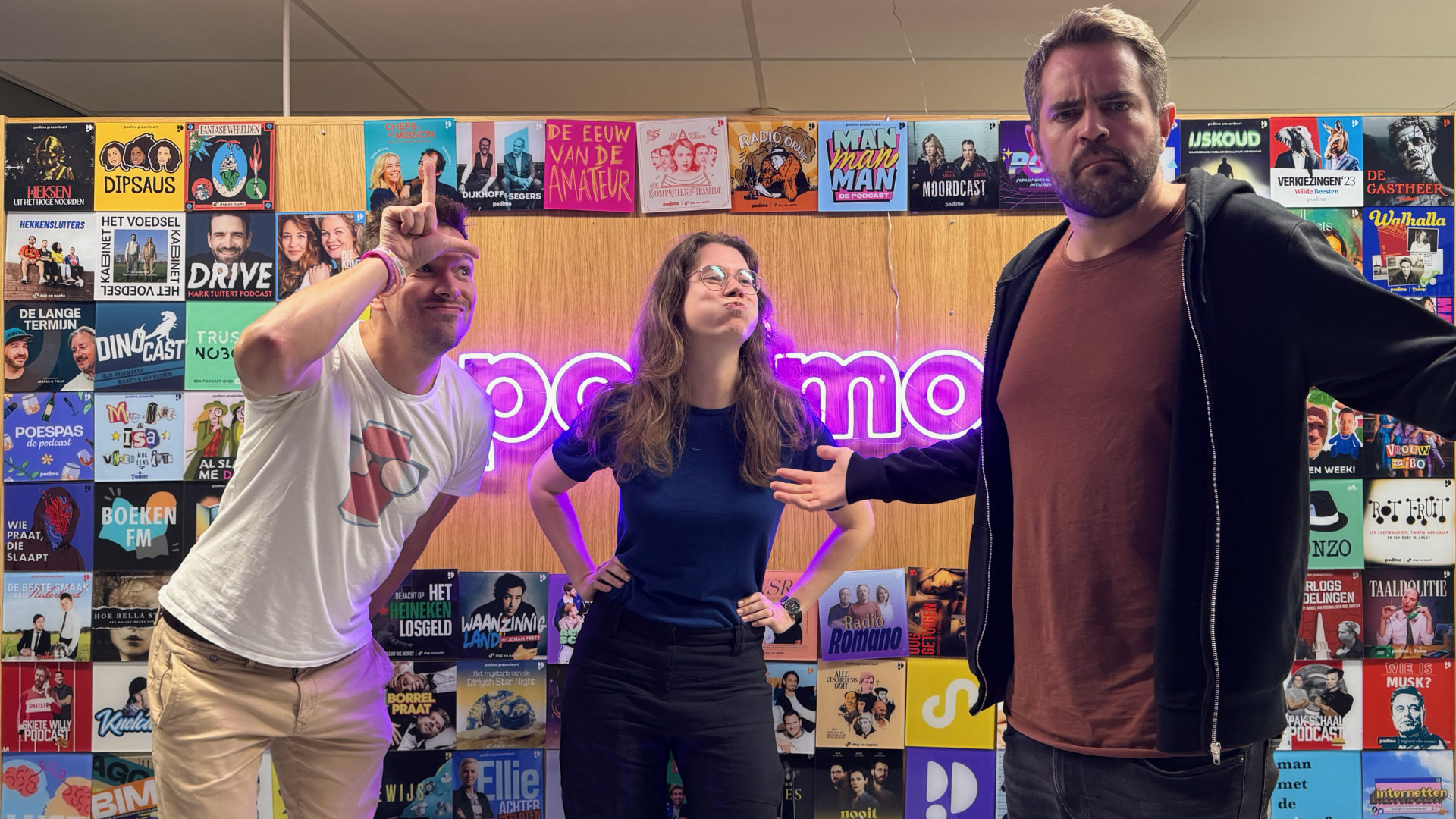 A photo of Judith van Stegeren with podcast hosts Randal Peelen and Jurian Ubachs in the Met Nerds Om Tafel podcasting studio.